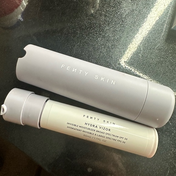 Fenty Hydra Vizor SPF Moisturizer - Picture 2 of 2